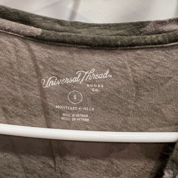 Universal Thread top. - Picture 3 of 3